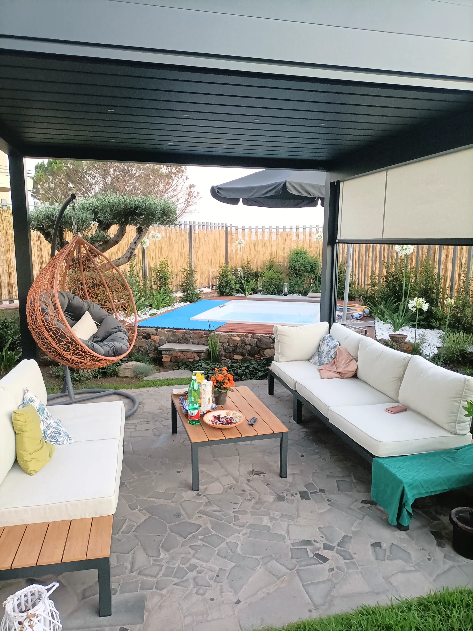 zona relax con piscina